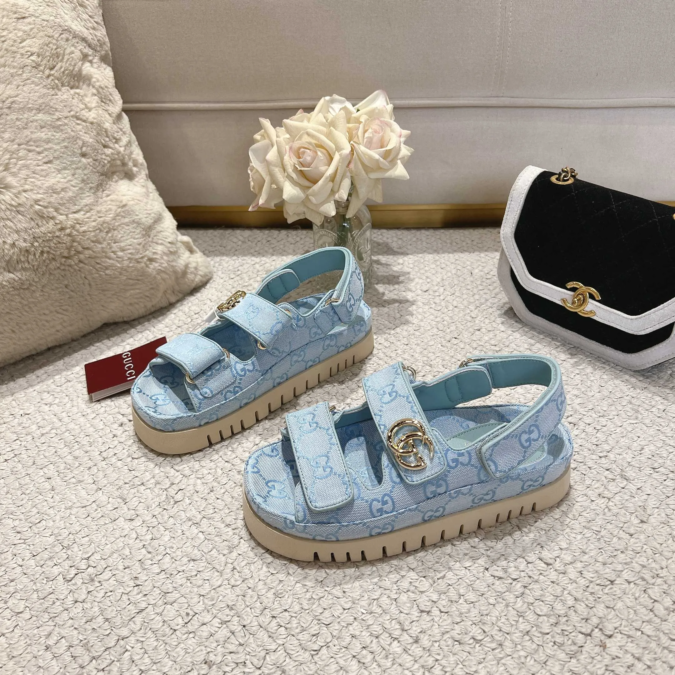 👟👟Ex-factory price 500👟👟Gucci’s modern design aesthetic explores the path of unique craftsmanship, cleverly integrating the brand’s classic elements with its beloved brand logo. The sandal is embellished with the beloved Double G hardware, adding a touch of understated branding to the design, complementing the versatility of the Velcro straps. Outsole: Wear-resistant and easy-to-bend sawtooth rubber foam sole! Ultra-light sole. Natural PU heightening insole. Size: Female 35-41#